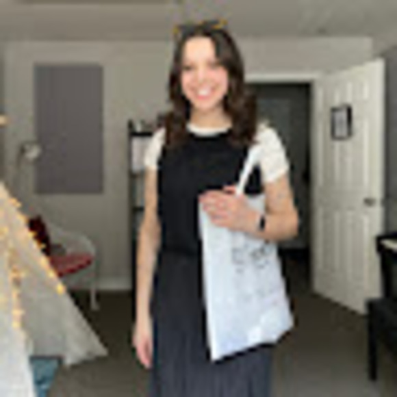 Meet your Posher, Dominique - Picture 1 of 1